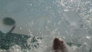 水中惊慌的游泳11秒视频