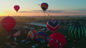 晴朗的清晨夏日起飞的热气球17秒视频
