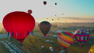 清晨热气球节的空中风景在乡下阳光明媚的夏日升入太阳23秒视频