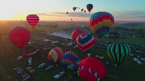 清晨热气球节的空中风景在乡下阳光明媚的夏日升入太阳13秒视频