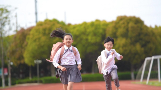 孩子们开心奔跑视频