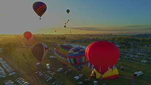 气球节从填充到起飞的热气球在清晨发射时天上空中看到27秒视频