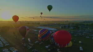 在气球节上早上发射热气球从填充到如无人驾驶飞机所见20秒视频