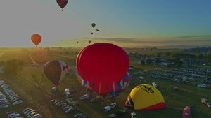 在气球节上早上发射热气球从填充到如无人驾驶飞机所见32秒视频
