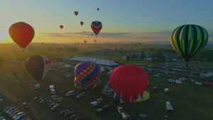 在气球节上早上发射热气球从填充到如无人驾驶飞机所见41秒视频