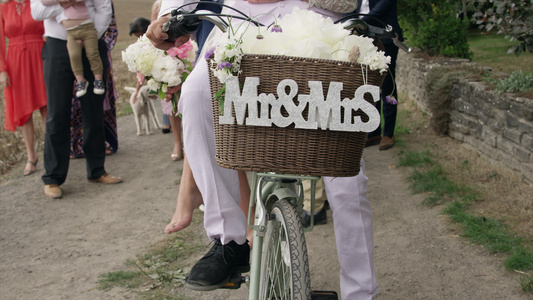 新婚夫妇骑自行车视频