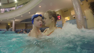 孩子和妈妈在游泳池16秒视频