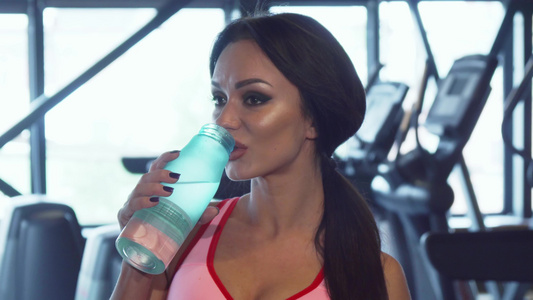 可爱的女子在健身房喝水视频