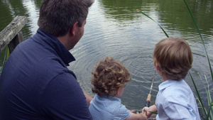 父亲和儿子钓鱼7秒视频