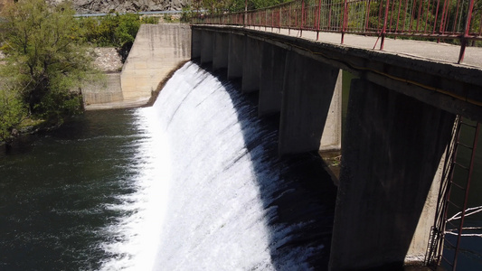 水坝的水排排放大坝的强水流慢动视频