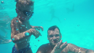 孩子和父亲在游泳池潜水时挥手8秒视频