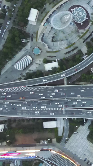 航拍俯拍城市风光旋转的立体交通枢纽堵车车流素材城市建设62秒视频
