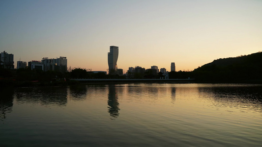 夕阳下的重庆渝北照母山人和水库风景延时视频