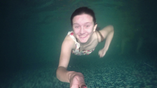 在游泳池水下游泳的女暑期服装视频
