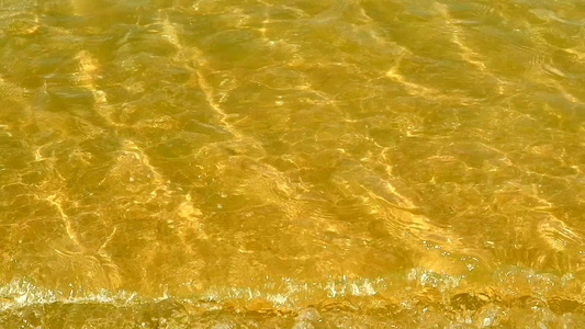 海水表面水面有光反射和浪浪涌的纯棕色视频