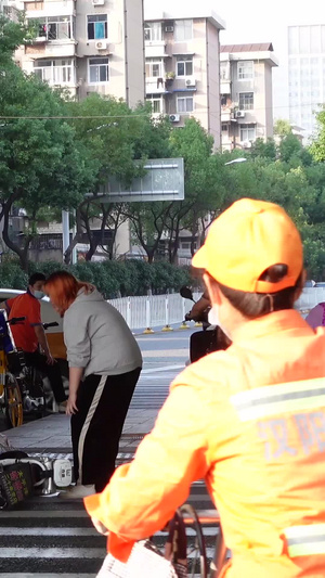 城市交通道路斑马线车祸现场街景【该新闻类视频无肖像权，请勿商用】出租车22秒视频