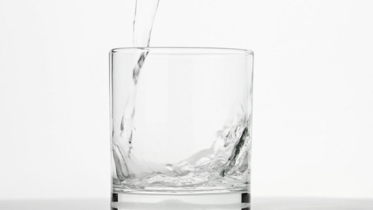 倒在白玻璃中的饮用水中视频