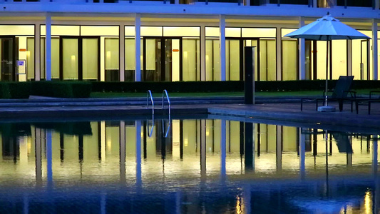 雨水落在游泳池上水面的光线反射视频