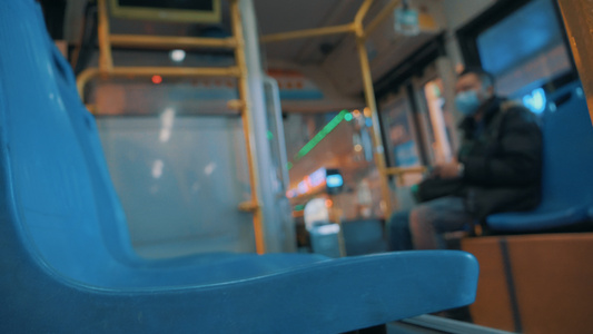4k实拍夜晚的公交车情绪镜头视频