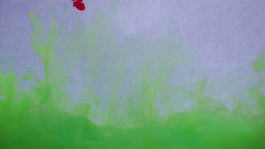 水中的红墨和绿墨水酸性慢动在白色背景上视频