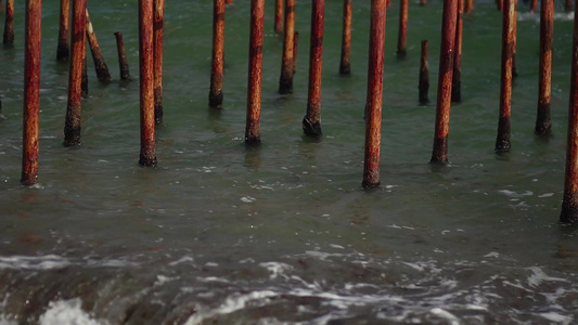 铁管上的老旧生锈的海滨码头视频