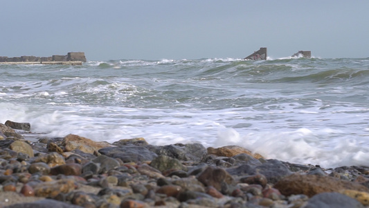 在海洋海岸的风暴在海岸上冲浪视频