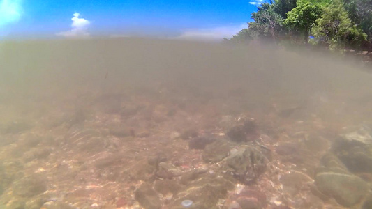 岩石海滩的水下波视频