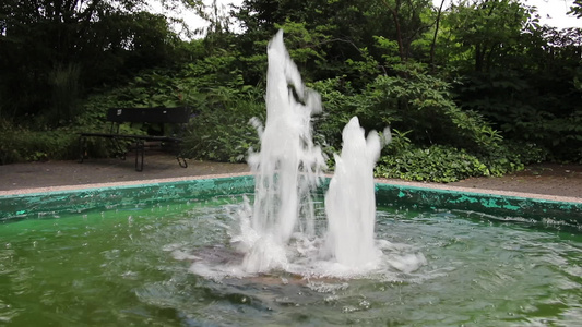 城堡公园池塘中的泉水喷泉视频