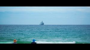 拍摄游客观海行驶在海上远方的军舰船只建军节47秒视频