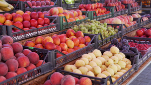 手持录象带对水果集市桃子和葡萄的果实12秒视频