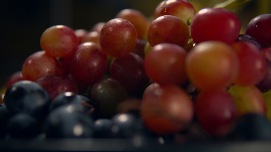 多色葡萄种在盘子上视频