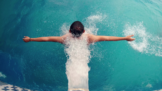 男子在游泳池的喷水式水下放松水疗视频