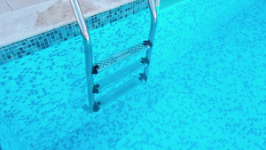 一个带钢梯的浅蓝色泳池25秒视频