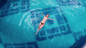 浮在大游泳池水面的空中视角12秒视频