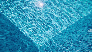水中反射的泳池表面19秒视频