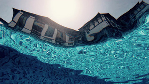 游泳池和豪华别墅的水下风景28秒视频