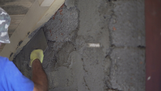建筑房屋工地的石膏水泥墙壁和加固高压板条线视频