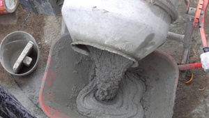 混凝土搅拌机将湿水泥倒入独轮车电动混凝土搅拌机将湿13秒视频