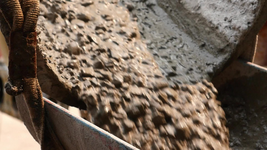 混凝土水泥卡车倒液体混凝土视频