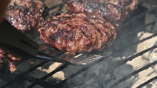 烧烤火焰烤架上的汉堡牛肉汉堡视频