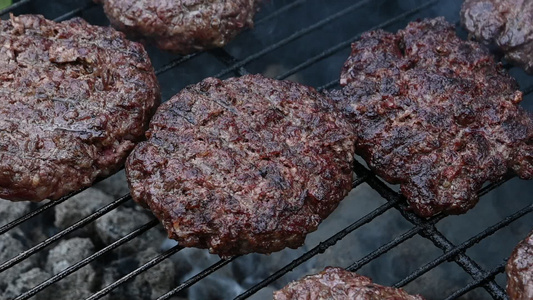 烧烤火焰烤架上的汉堡牛肉汉堡视频