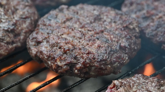 烧烤火焰烤架上的汉堡牛肉汉堡视频