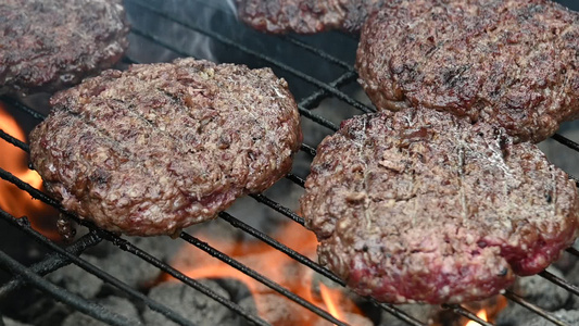 烧烤火焰烤架上的汉堡牛肉汉堡视频