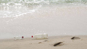 海滩上的塑料水瓶8秒视频