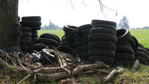 农村废旧轮胎堆积14秒视频