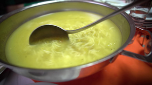 将热蔬菜汤混合煮在盘子上夹着卷轴和小菜15秒视频