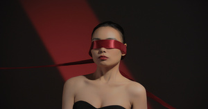 红色丝带蒙住眼睛的时尚美女35秒视频