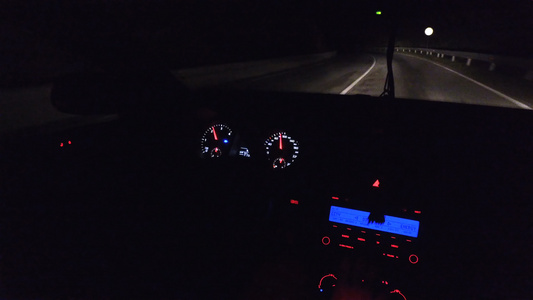 方向盘和灯光仪表板的内视线在夜间驾驶汽车视频