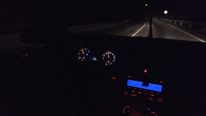 方向盘和灯光仪表板的内视线在夜间驾驶汽车28秒视频