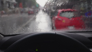 在市区的雨天开车30秒视频